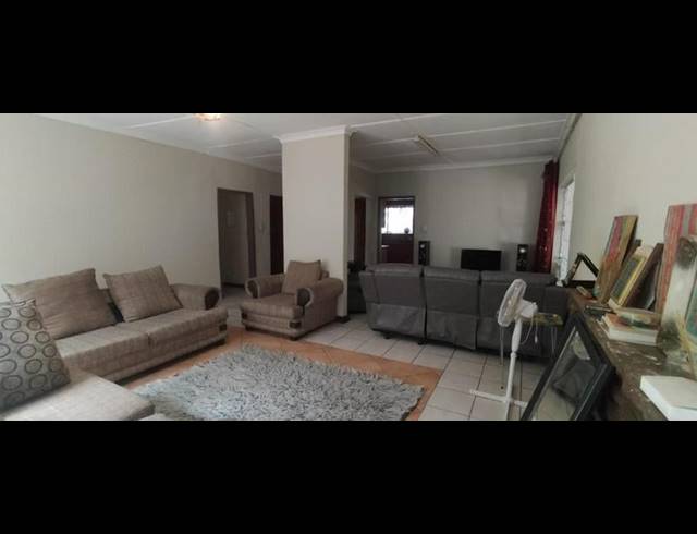 4 BEDROOM HOUSE FOR SALE IN GERMISTON CENTRAL